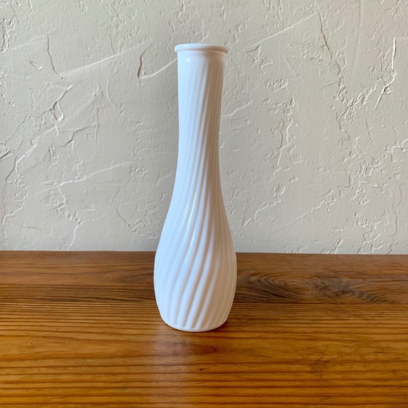 Vintage E.O. Brody Milk Glass Vase – Ribbed Swirl Pattern, USA 153 - Picture 3 of 10